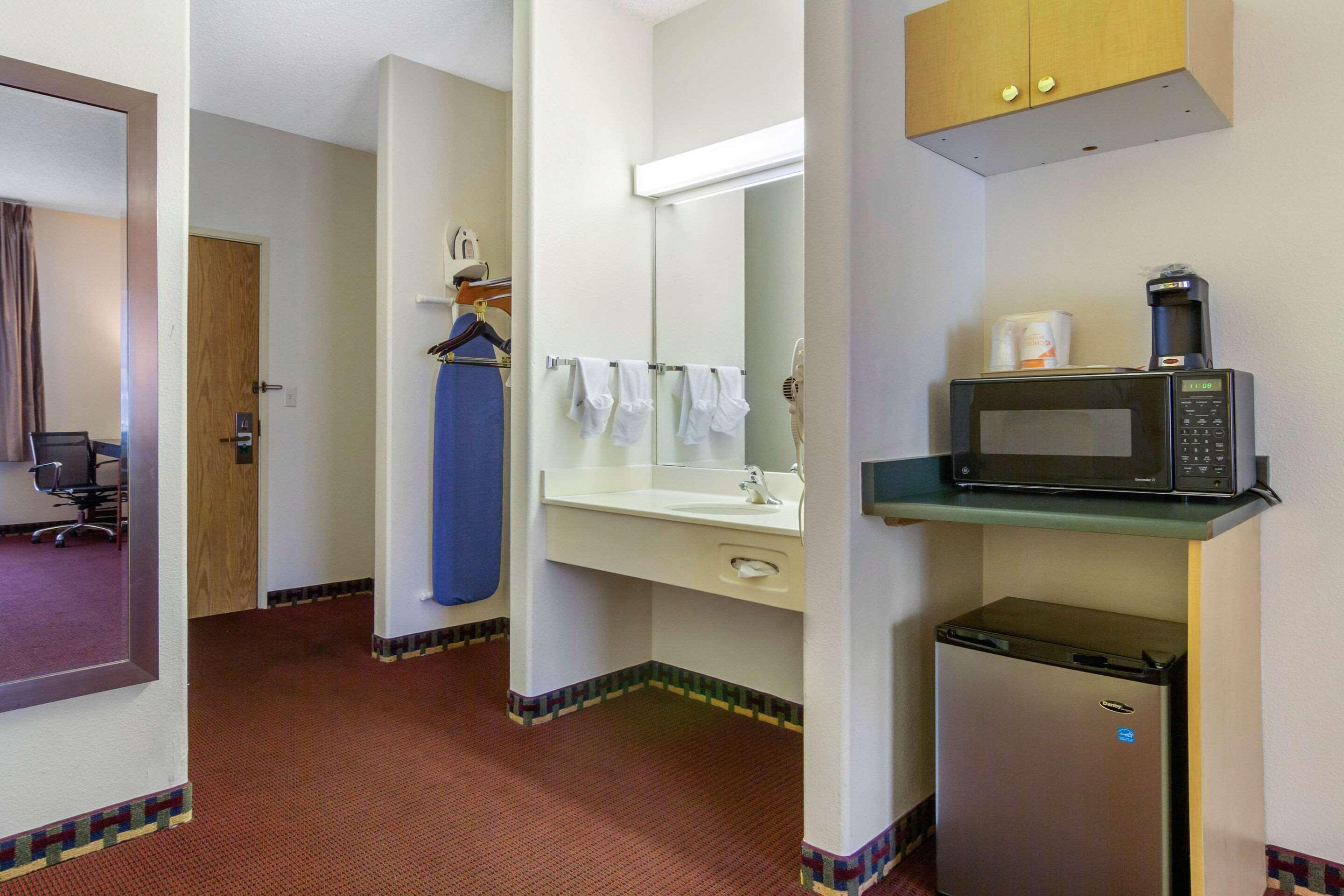Quality Inn & Suites Lakewood - Denver Southwest Extérieur photo